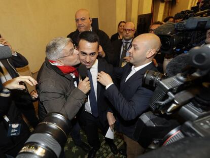 El líder de 5 Estrellas, Luigi Di Maio, besado por un periodista en la rueda de prensa de este lunes sobre los resultados de las elecciones. (AP/Andrew Medichini)