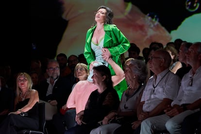Popea (Julie Fuchs) y Nerón (David Hansen) en una escena erótica en medio del público instalado en las butacas de escenario del Liceo, durante la representación de 'L'incoronnazione di Poppea', de Monteverdi.