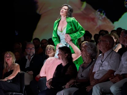 Popea (Julie Fuchs) y Nerón (David Hansen) en una escena erótica en medio del público instalado en las butacas de escenario del Liceo, durante la representación de 'L'incoronnazione di Poppea', de Monteverdi.