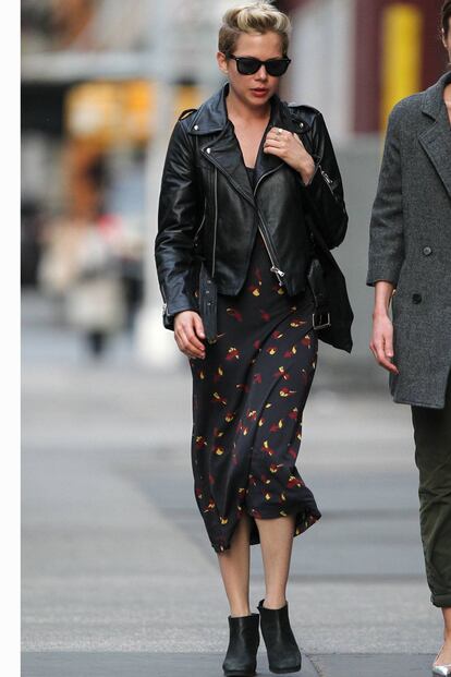 Michelle Williams ha cambiado su streetstyle casual por un estilo más rock.