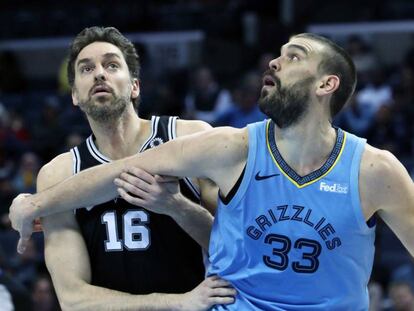 Pau y Marc Gasol, en el duelo Spurs-Grizzlies.