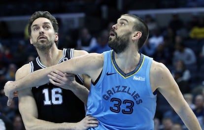 Pau y Marc Gasol, en el duelo Spurs-Grizzlies.