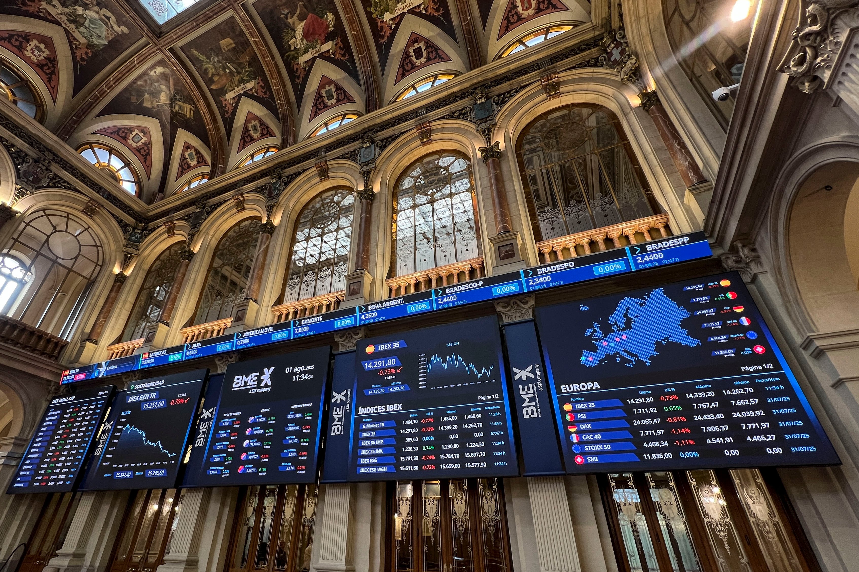 Cotizaciones del Ibex en los paneles del Palacio de la Bolsa de Madrid.