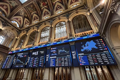 Cotizaciones del Ibex en los paneles del Palacio de la Bolsa de Madrid, el 1 de agosto.