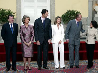 Los Reyes y el Príncipe con Letizia Ortiz y sus padres, Jesús Ortiz y Paloma Rocasolano, el día de la petición de mano en el palacio de El Pardo.