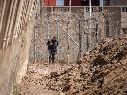 Un gendarme marroquí junto a la valla que separa Marruecos de Melilla, el pasado 26 de junio.