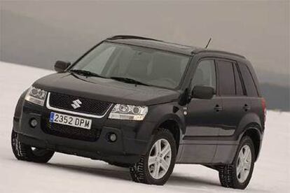 El Grand Vitara es un todoterreno de línea moderna y atractiva. Destacan los ángulos redondeados del frontal, que se integra con la parrilla en
el parachoques y define su personalidad.