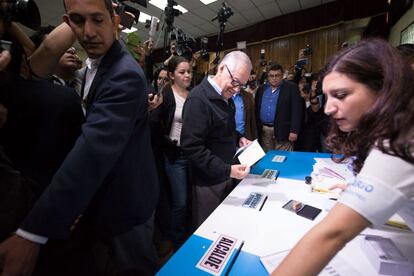 El presidente de Guatemala, Alejandro Maldonado, vota en una escuela en el centro de Ciudad de Guatemala.