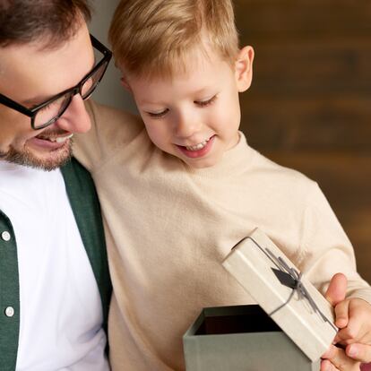 Artículo de EL PAÍS Escaparate que describe los mejore regalos para el Día del Padre para todos los presupuestos