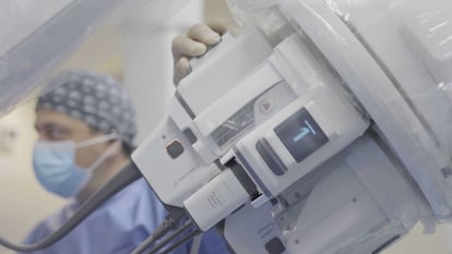 El robot Da Vinci Single Port es capaz de intervenir con una sola incisión, a diferencia de las cinco que necesitaba su antecesor. /SANITAS