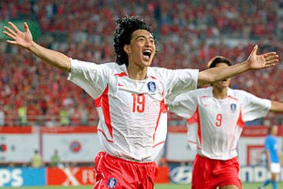 Ahn canta el gol que ha colocado a Corea del Sur en el camino de España.