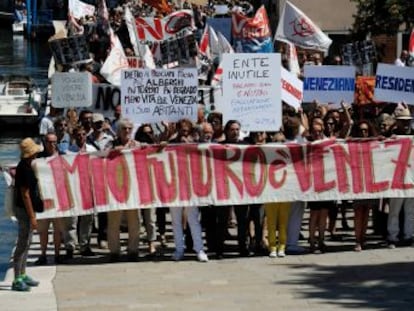 Venecia ha restringido por primera vez el aforo en una fiesta en los canales y Roma pone agentes en las fuentes