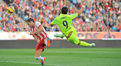 Luis Su&aacute;rez intenta un remate acrob&aacute;tico. 