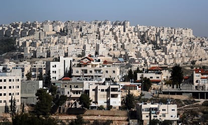 La ciudad cisjordana de Beit Sahur (primer plano), un suburbio de Belén, con el asentamiento israelí de Har Homa (arriba) situado en Jerusalén Este.