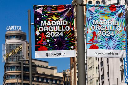 Carteles del Orgullo 2024 del Ayuntamiento de Madrid, en la calle Gran Vía, de Madrid.