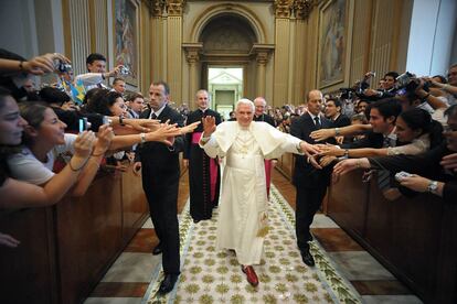 Benedicto XVI saluda a los j&oacute;venes participantes de la primer encuentro  de estudiantes universitarios europeos en el Vaticano (11 de julio de 2009)