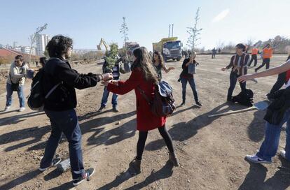 El proyecto es controvertido, está pendiente de una resolución judicial y ha habido numerosas manifestaciones en su contra desde principios de septiembre. Los activistas intentan plantar árboles donde los obreros los habían retirado y tratan de detener las obras, lo que ha provocado varios enfrentamientos con la policía. En la foto, un grupo de manifestantes forma una cadena humana para trasladar los árboles que pretenden plantar en el lugar de construcción de la carretera.