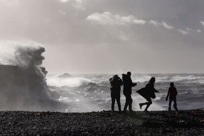 Dover, Inglaterra. Un grupo de personas observa desde lo alto el empuje del Mar.