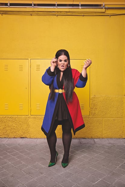 Netta lleva abrigo quimono de MARINA RINALDI BY FAUSTO PUGLISI, cinturón de VIOLETA BY MANGO y zapatos de MASCARÓ.