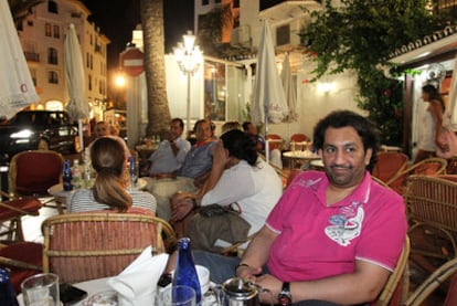 El dueño del Málaga, el jeque Abdullah Bin Nasser Al-Thani, en una terraza de Puerto Banús, en Marbella, en julio pasado.