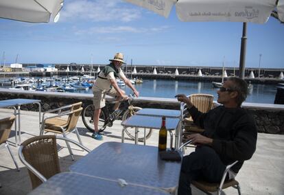 Un cliente en una terraza de La Restrinja, en El Hierro. 