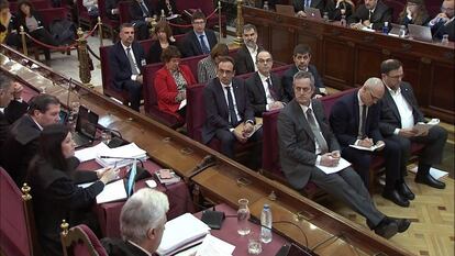 Segunda jornada del juicio, turno de los fiscales del Supremo. Javier Zaragoza y Fidel Cadena sostuvieron en un duro alegato que el juicio del 'procés' no era una causa ideológica general contra el independentismo, como argumentaban las defensas, sino que se trataba de un procedimiento contra un “plan criminal orquestado, minucioso y pluriconvergente” para lograr la secesión de Cataluña por vías unilaterales. Imagen tomada de la señal institucional del Tribunal Supremo de la jefa de lo Penal en la Abogacía del Estado, Rosa María Seoane, frente a los acusados, en esta segunda jornada del juicio del 'procés' en la Sala de Plenos del Tribunal Supremo.