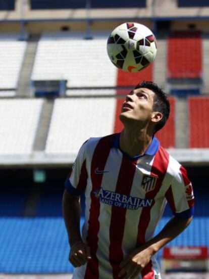 Presentación del futbolista mexicano Raúl Jiménez, por el Atlético de Madrid, en el estadio Vicente Calderón.