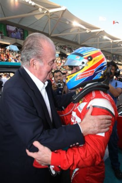 El Rey felicita a Fernando Alonso en Abu Dhabi a finales de noviembre.