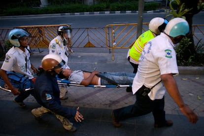 Los enfrentamientos entre los 'camisas rojas' y las fuerzas de seguridad tailandesas han causado al menos siete muertos y se teme que las víctimas aumenten con el pasar de las horas