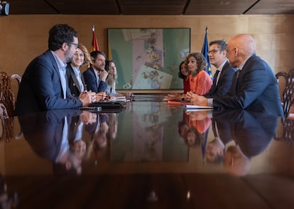 Reunión de las delegaciones de Sumar y PSOE en el Congreso, este jueves.