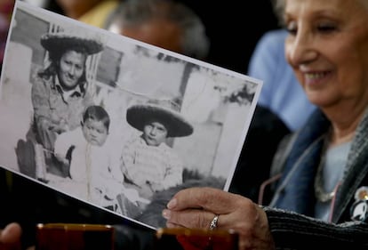 Estela de Carlotto muestra una foto de Rosario del Carmen Ramos junto a sus dos hijos mayores, Ismael y Camilo, hermanos de Marcos.