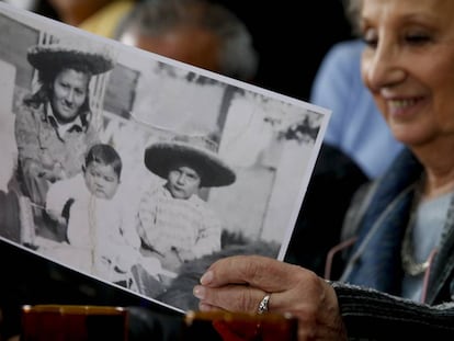 Estela de Carlotto muestra una foto de Rosario del Carmen Ramos junto a sus dos hijos mayores, Ismael y Camilo, hermanos de Marcos.