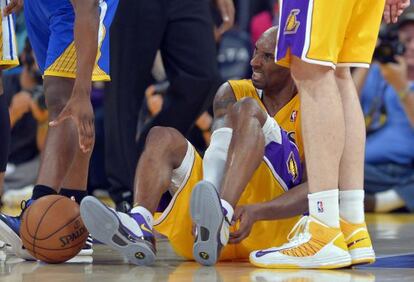 Kobe Bryant se resiente tras lesionarse el 12 de abril.