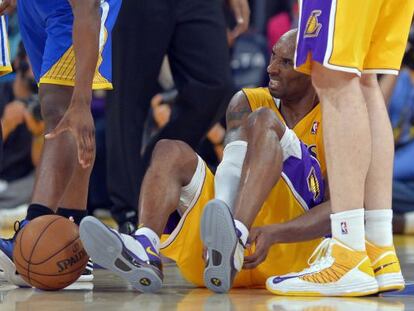 Kobe Bryant se resiente tras lesionarse el 12 de abril.