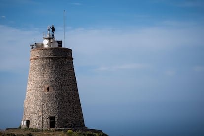 Un farero limpia una de las linternas de la Torre de los Lobos, en el cabo de Gata (Almería).