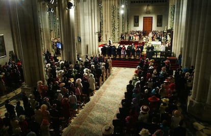 Interior en la catedral durante la ceremonia, a la que acudieron 1.700 invitados, con miembros de 36 casas reales de todo el mundo y una veintena de jefes de Estado y los principales representantes del mundo de la economía, la cultura o el deporte.