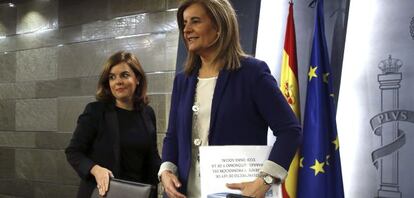 La vicepresidenta del Gobierno, Soraya S&aacute;enz de Santamar&iacute;a, y la ministra de Empleo, F&aacute;tima B&aacute;&ntilde;ez, durante la rueda de prensa ofrecida tras el Consejo de Ministros. 