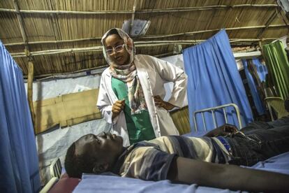 En 2019, MSF realizó casi 120.000 consultas en Al Kashafa, unas 10.000 al mes, y hospitalizó a más de 5.000 pacientes. Dos de cada tres pacientes son refugiados, pero el resto pertenecen a la comunidad local. A lo largo del año pasado, la organización médica también ayudó a más de 670 mujeres a dar a luz, una media de casi dos bebés por día. En la imagen, la doctora Duaa examina a Sabit Josef, de 31 años, un paciente con gastritis, en la sala de urgencias.
