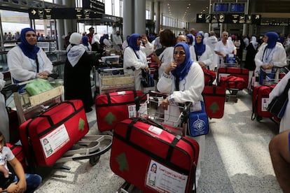 Peregrinos musulmanes esperan para embarcar en el aeropuerto internacional de Beirut para volar hacia La Meca.