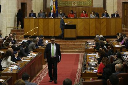Francisco Serrano, el candidato por Vox y ahora uno de los parlamentarios de la formación, se dispone a tomar su asiento tras una intervención, mientras Juanma Moreno camina hacia el atril.
