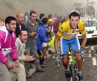 Roberto Heras sube al Angliru en el año 2000. Ese año, la etapa salió desde Gijón.