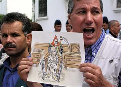 Un manifestante exhibe, ante la sede del tribunal, una caricatura de Alí Lmrabet con la muerte acechándole.