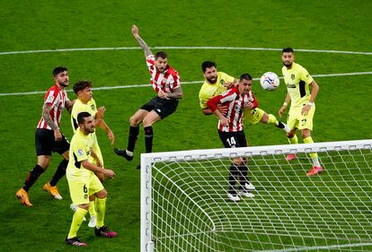 Iñigo Martínez marca el 2-1 para el Athletic ante el Atlético.