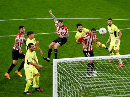 Iñigo Martínez marca el 2-1 para el Athletic ante el Atlético.