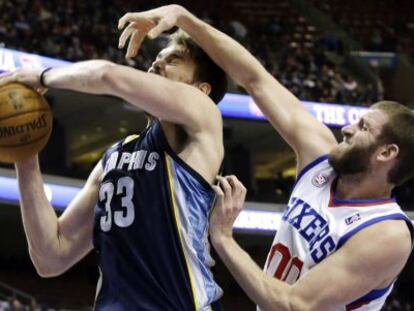 Marc Gasol, ante Spencer Hawes durante el partido.