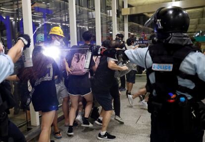 Los incidentes han estallado después de que varios manifestantes retuvieran durante horas a un joven al que acusaban de ser un agente secreto, según ha recogido el diario local 'South China Morning Post'.