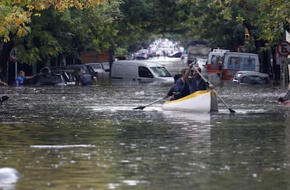 Habitantes de Buenos Aires se desplazan en canoa por las calles, el martes tras las lluvias.