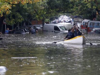 Habitantes de Buenos Aires se desplazan en canoa por las calles, el martes tras las lluvias.