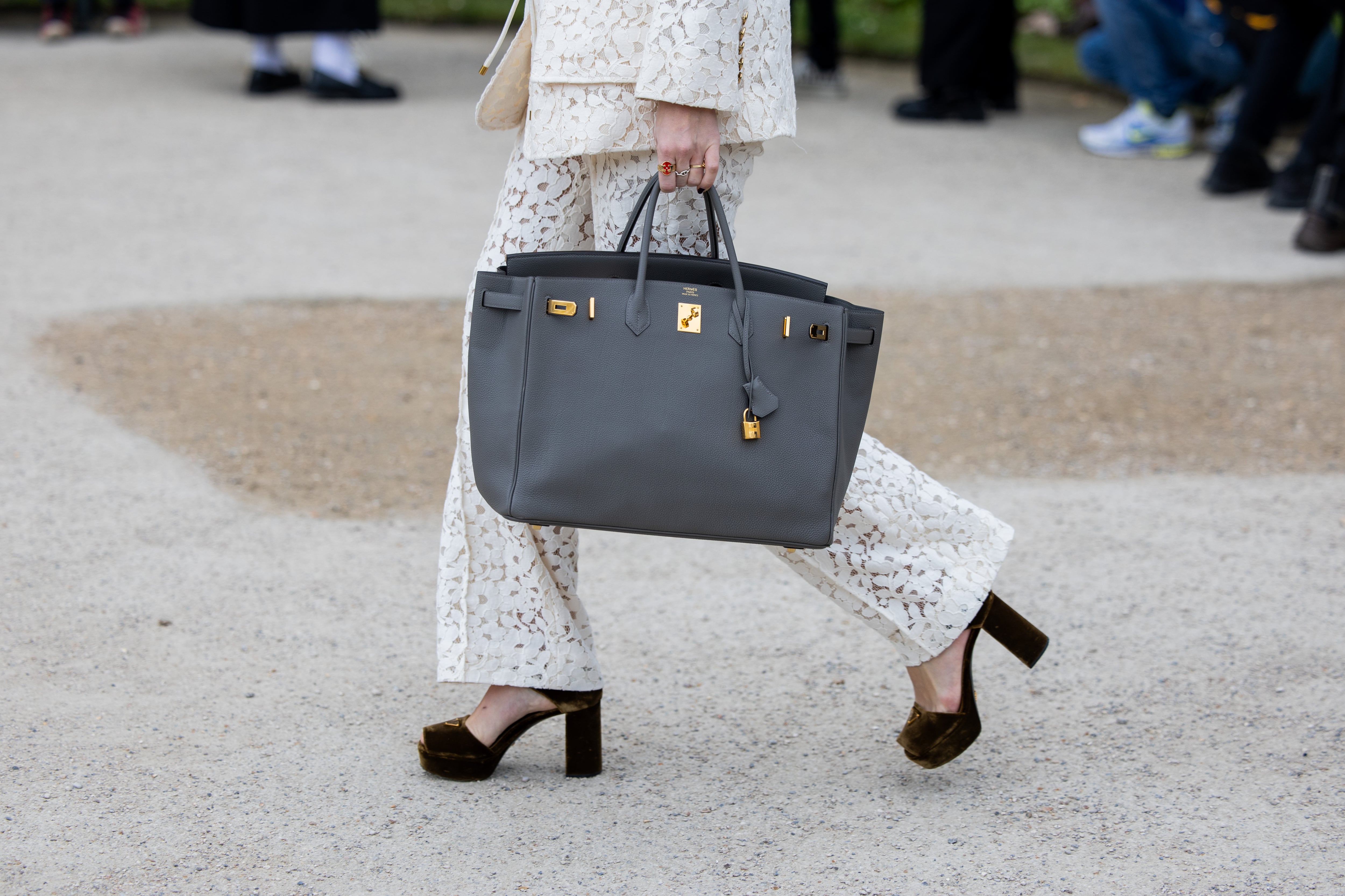 Una mujer, con un bolso de Hermès, en la semana de la moda de París, el 10 de marzo.