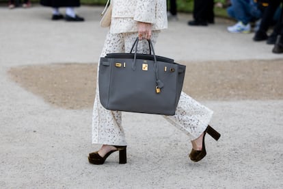 Una mujer, con un bolso de Hermès, en la semana de la moda de París, el 10 de marzo.